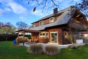 Wohlig, warmes Wohngefühl im Massivholzhaus